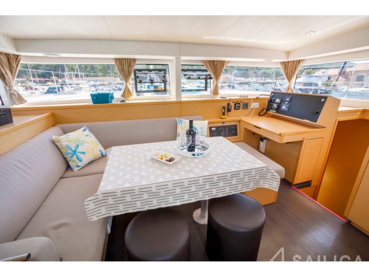 Lagoon 400 S2 - Yacht Charter Sailica