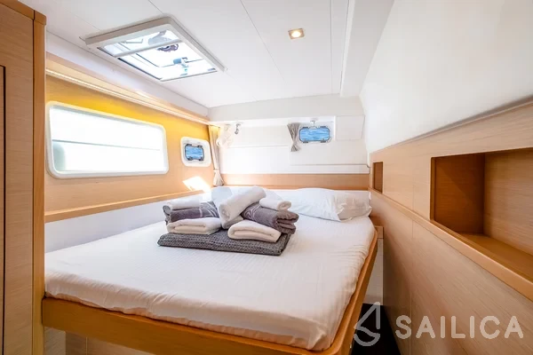 Lagoon 400 S2 - Yacht Charter Sailica