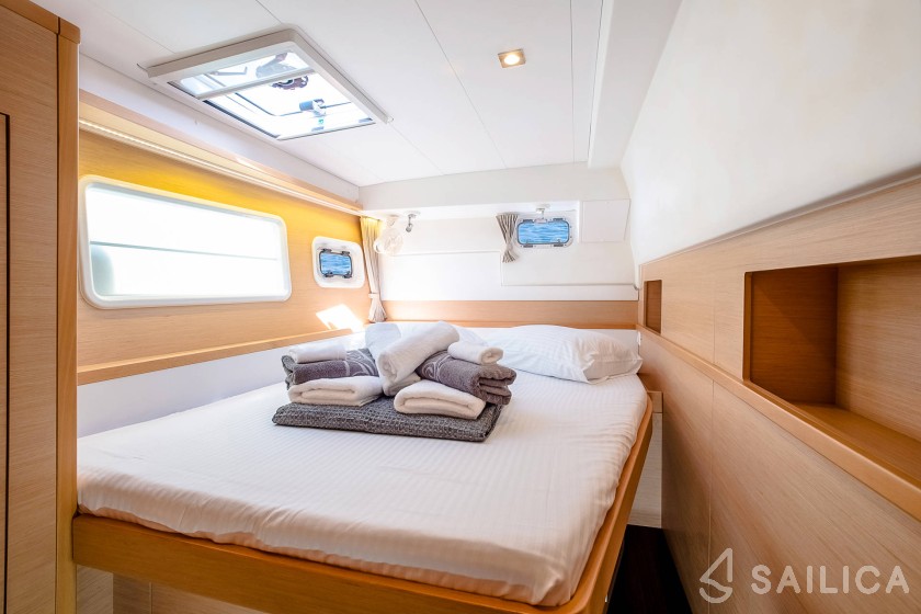 Lagoon 400 S2 - Yacht Charter Sailica