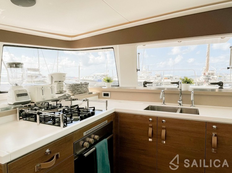 Bali 4.4 - Yacht Charter Sailica