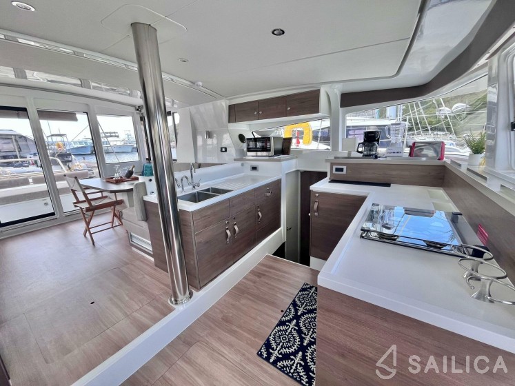 Bali 4.2 - Yacht Charter Sailica