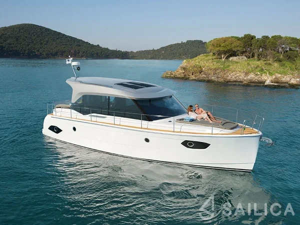 Bavaria E40 Fly - Yacht Charter Sailica