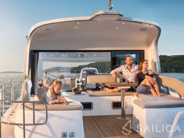Bavaria E40 Fly - Yacht Charter Sailica