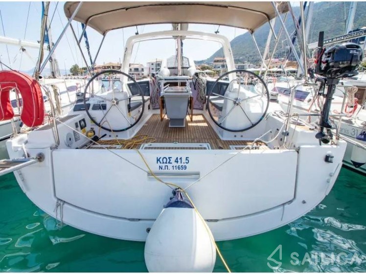 Oceanis 41.1 - Yacht Charter Sailica