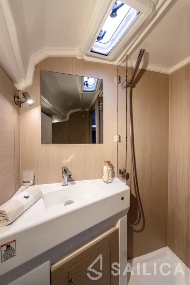 Oceanis 40.1 - Yacht Charter Sailica