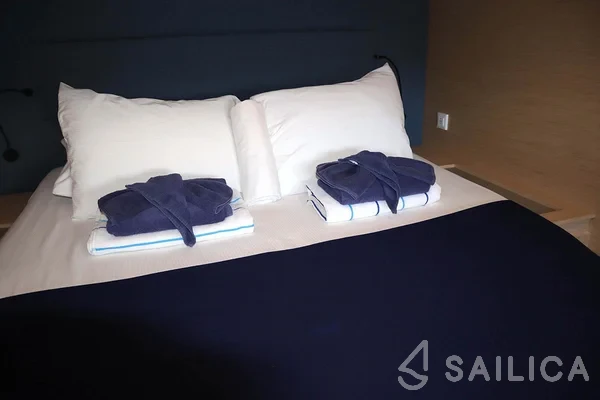 Aura 51 - Yacht Charter Sailica