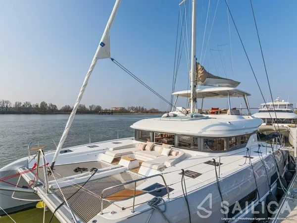 Lagoon 55 - Yacht Charter Sailica