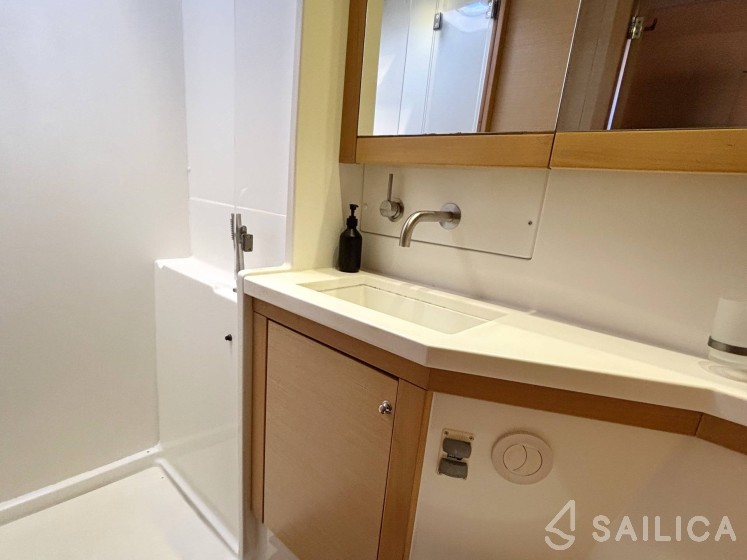 Lagoon 450 - Yacht Charter Sailica
