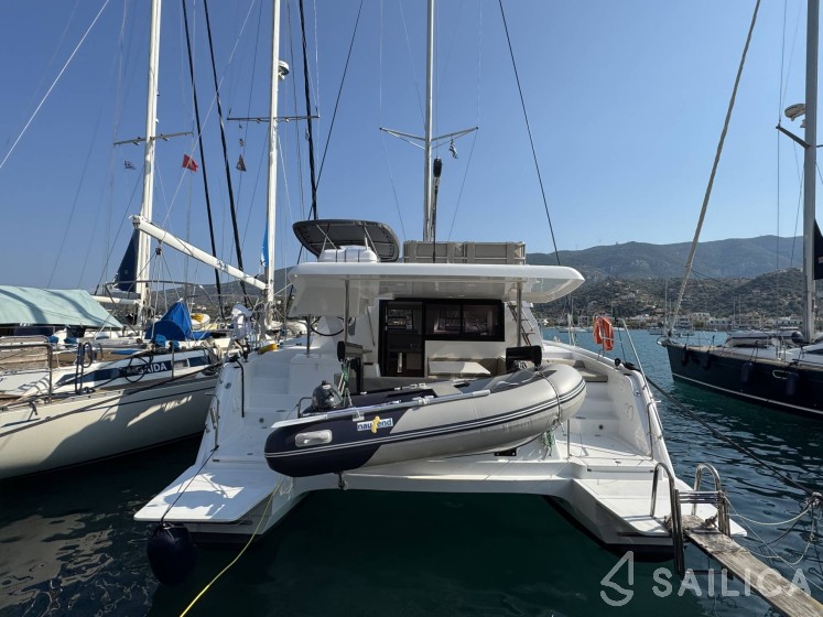 Aventura 37 - Photo #6 Aventura 37 - Yacht Charter Sailica