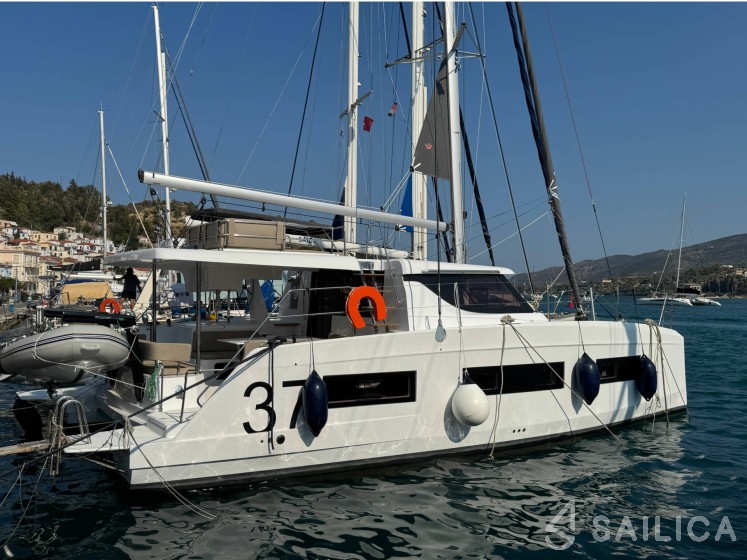 Aventura 37 - Photo #2 Aventura 37 - Yacht Charter Sailica