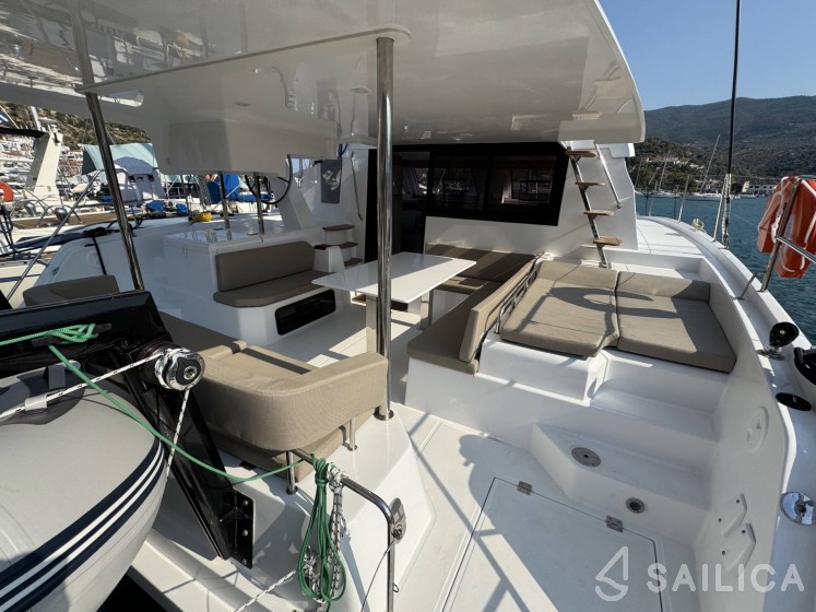 Aventura 37 - Photo #8 Aventura 37 - Yacht Charter Sailica