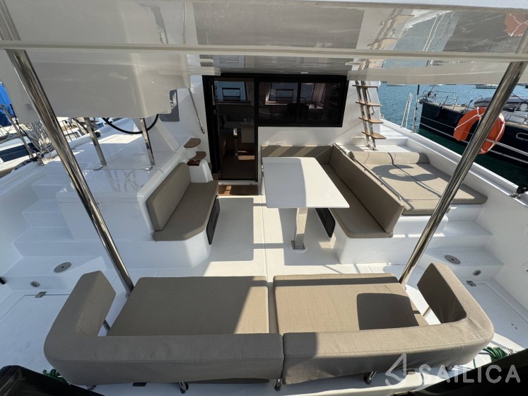 Aventura 37 - Photo #5 Aventura 37 - Yacht Charter Sailica