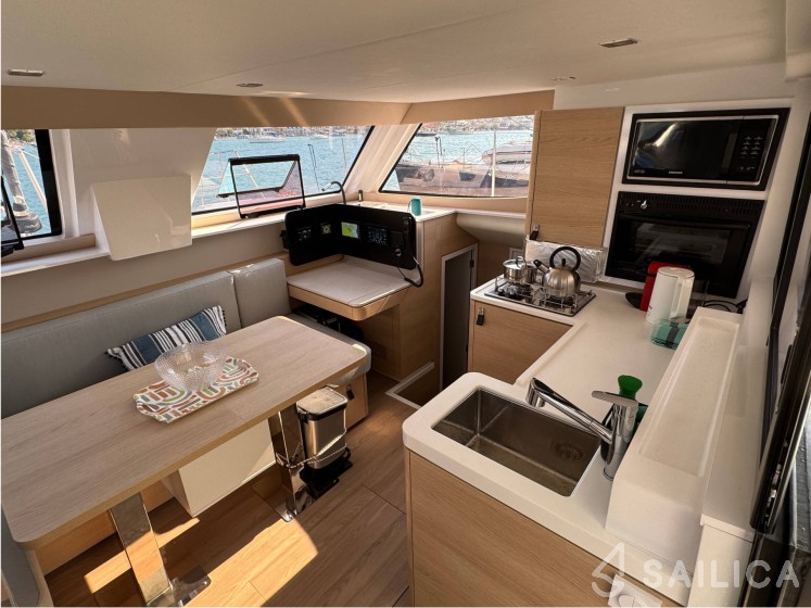 Aventura 37 - Photo #3 Aventura 37 - Yacht Charter Sailica