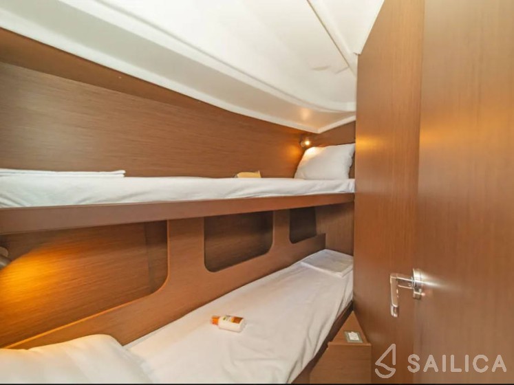 Oceanis 40.1 - Yacht Charter Sailica