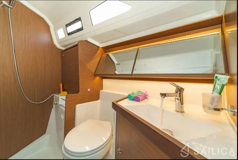 Oceanis 40.1 - Yacht Charter Sailica