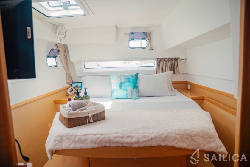 Lagoon 42 - Yacht Charter Sailica