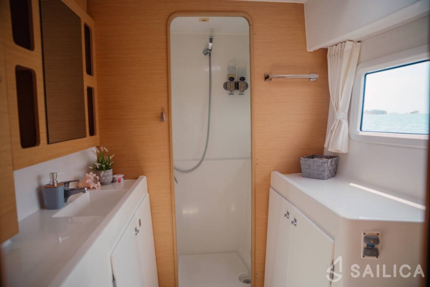 Lagoon 42 - Yacht Charter Sailica