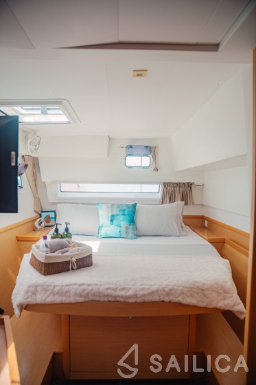 Lagoon 42 - Yacht Charter Sailica
