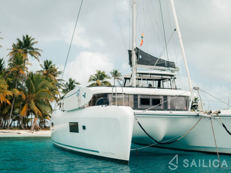 Lagoon 42 - Yacht Charter Sailica