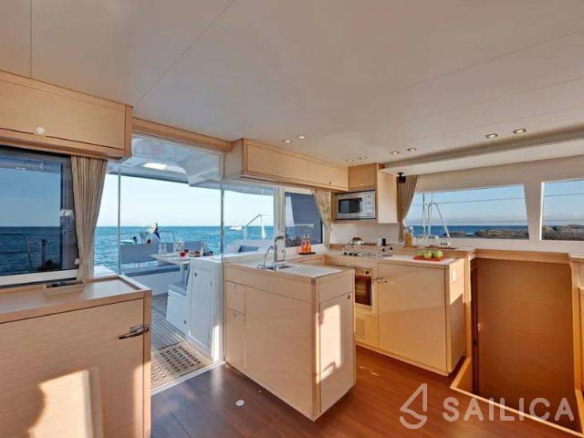 Lagoon 450  Flybridge - Yacht Charter Sailica