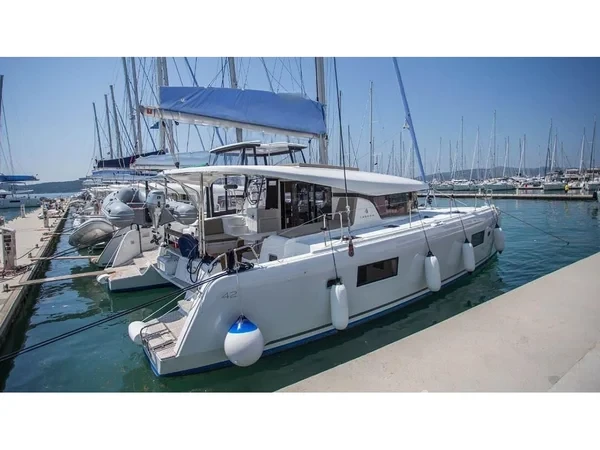 Lagoon 42 - Yacht Charter Sailica