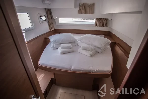 Lagoon 42 - Yacht Charter Sailica