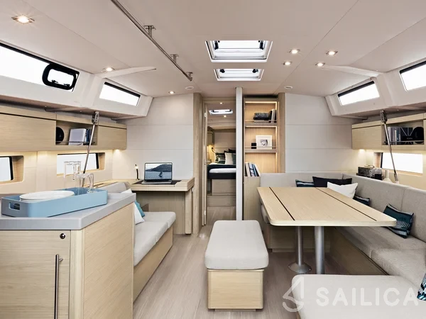 Oceanis 423 - Yacht Charter Sailica