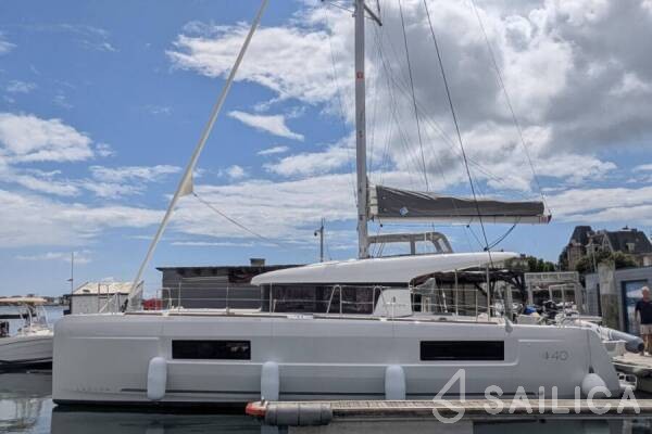 Lagoon 40 - Yacht Charter Sailica