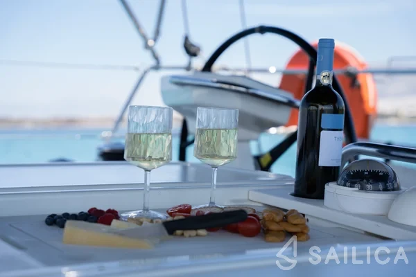 Oceanis 51.1 - Yacht Charter Sailica