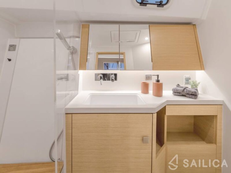 Hanse 410 - Yacht Charter Sailica