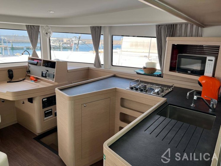 Lagoon 42 - Yacht Charter Sailica