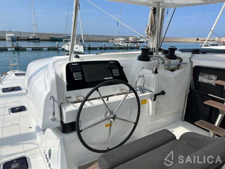 Lagoon 42 - Yacht Charter Sailica