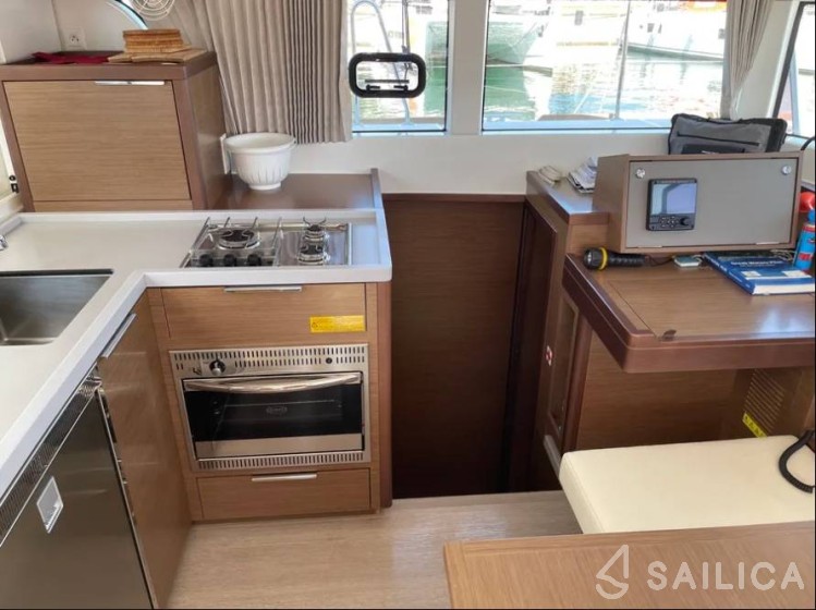 Lagoon 40 - Yacht Charter Sailica