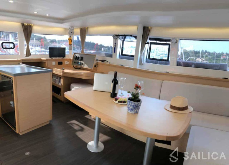 Lagoon 450  Flybridge - Yacht Charter Sailica