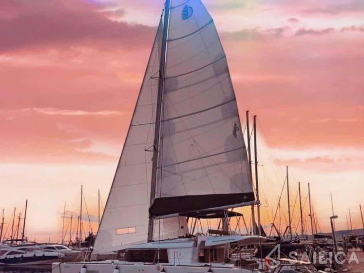 Lagoon 450  Flybridge - Yacht Charter Sailica