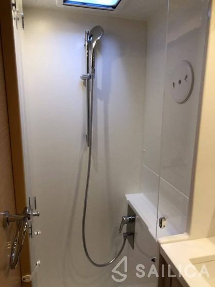 Lagoon 450  Flybridge - Yacht Charter Sailica