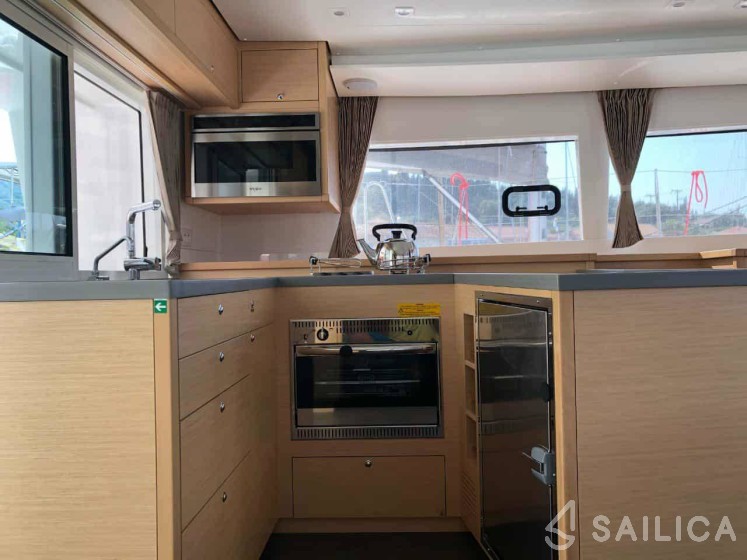 Lagoon 450  Flybridge - Yacht Charter Sailica