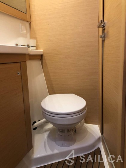 Lagoon 450  Flybridge - Yacht Charter Sailica