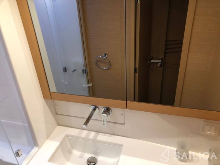 Lagoon 450  Flybridge - Yacht Charter Sailica