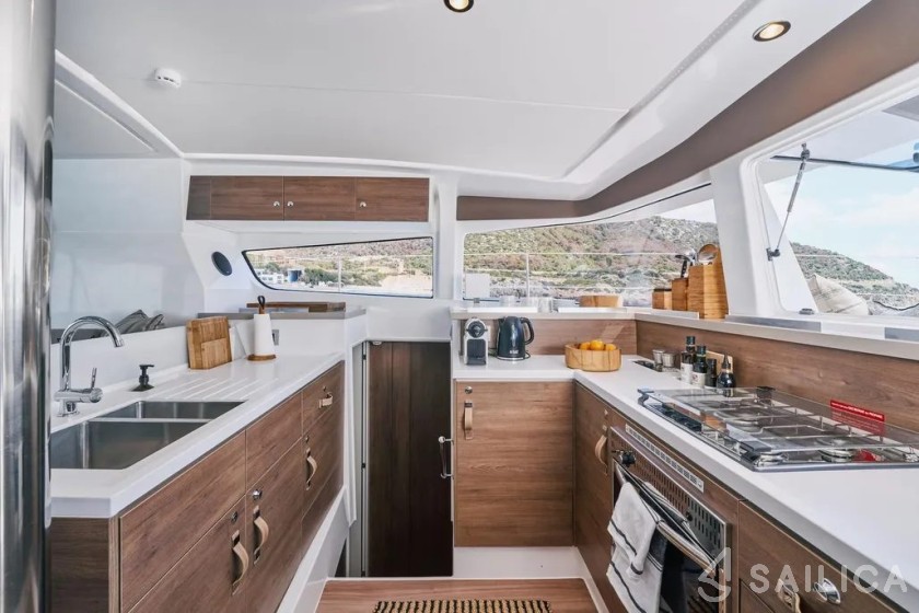 Bali 4.2 - Yacht Charter Sailica