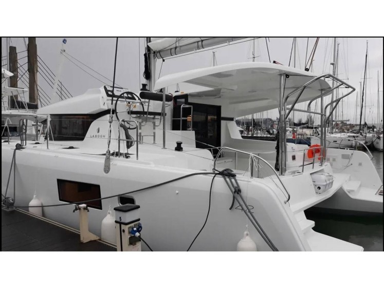 Lagoon 42 - Yacht Charter Sailica