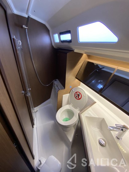Oceanis 40.1 - Yacht Charter Sailica