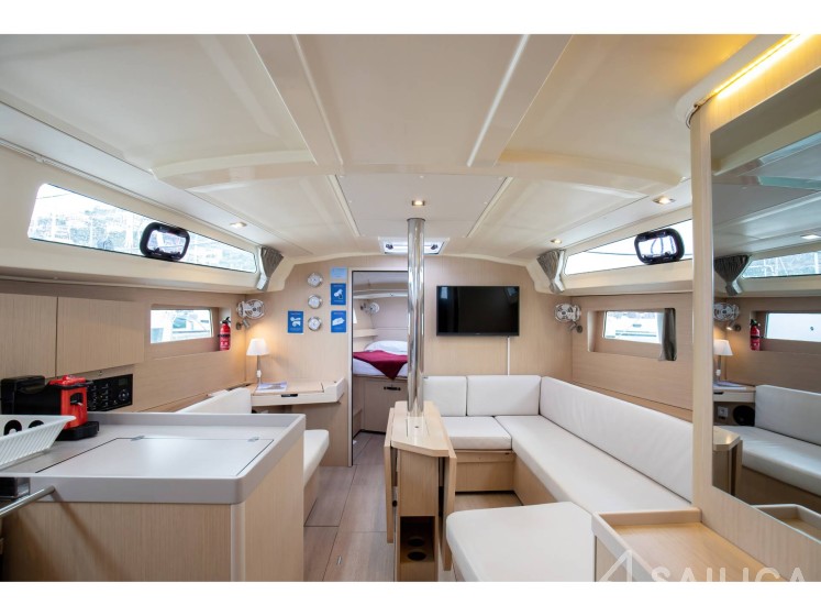 Oceanis 41.1 - Yacht Charter Sailica