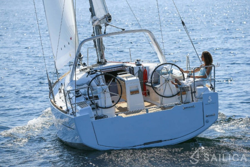Oceanis 35 - Yacht Charter Sailica