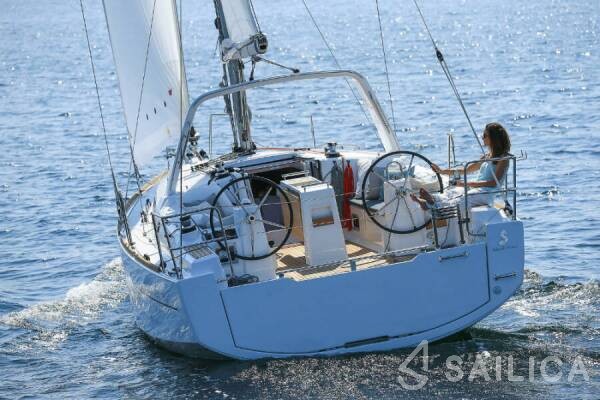 Oceanis 35 - Yacht Charter Sailica