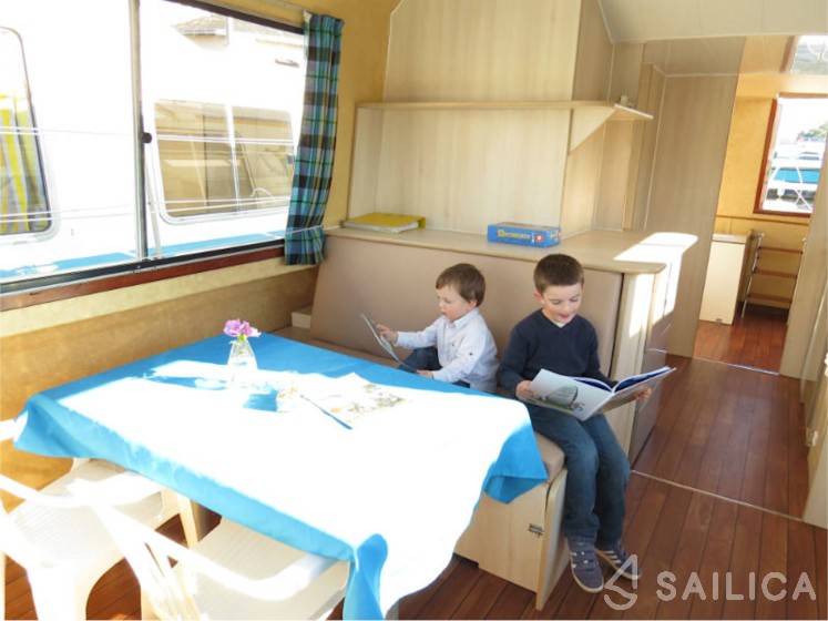 Eau Claire 930 - Yacht Charter Sailica