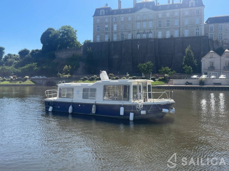 Eau Claire 930 - Yacht Charter Sailica