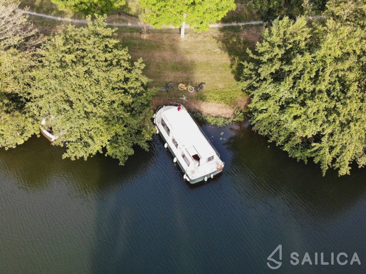 Eau Claire 930 - Yacht Charter Sailica