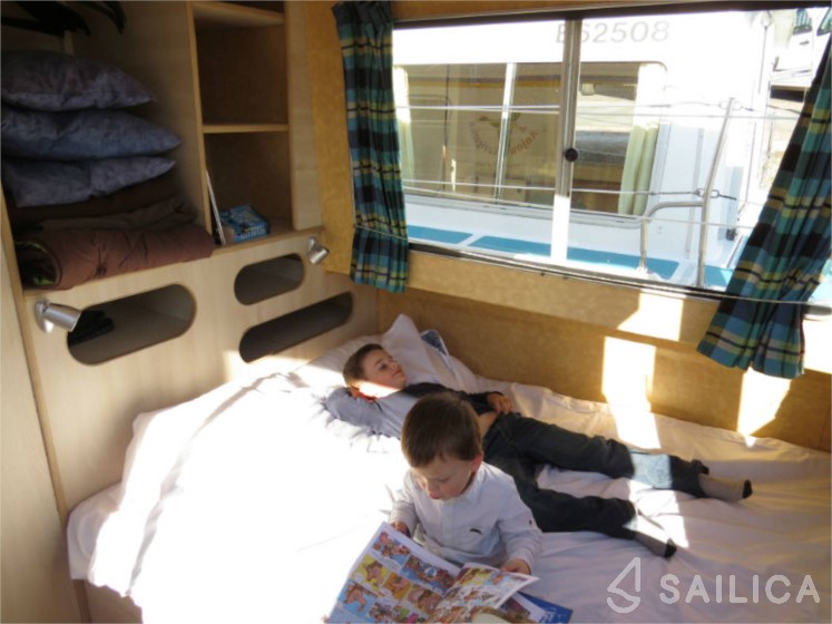 Eau Claire 930 - Yacht Charter Sailica