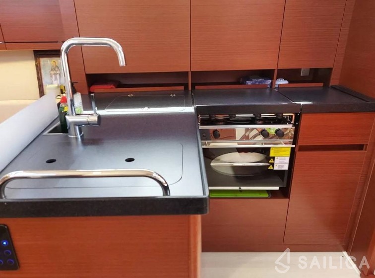 Hanse 418 - Yacht Charter Sailica